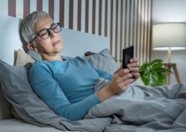Efectos de la luz azul en la piel ¿Cómo evitar el envejecimiento digital?